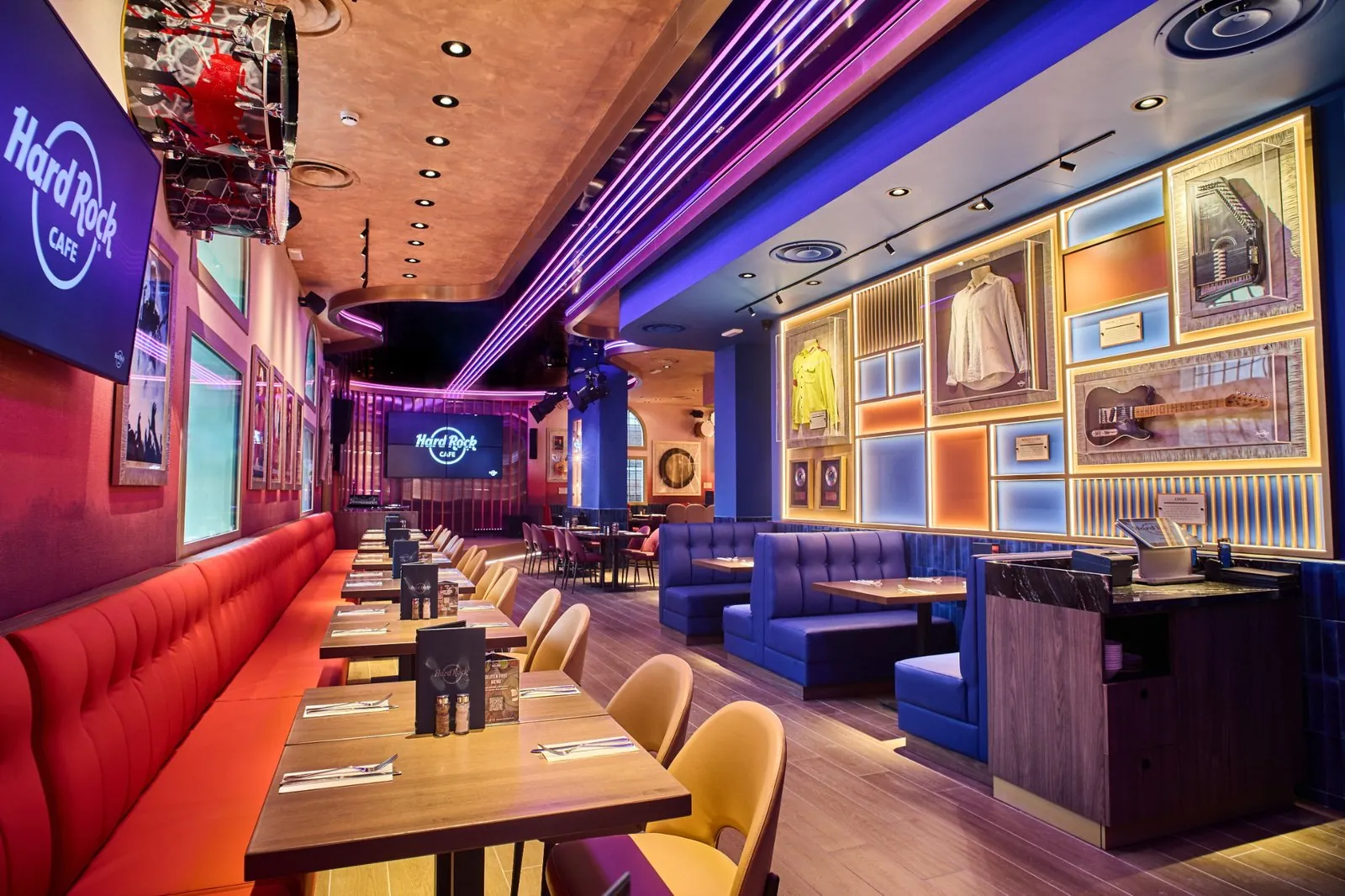Dining room at Hard Rock Cafe Palermo with red banquettes and booth seating